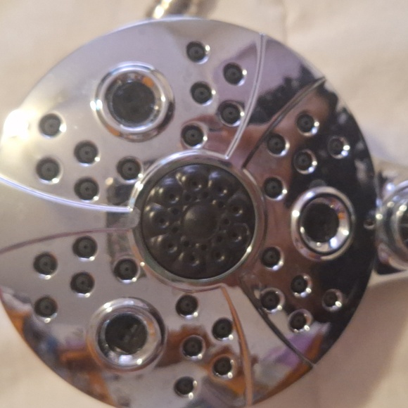 Handheld shower handle and hose - Picture 3 of 4